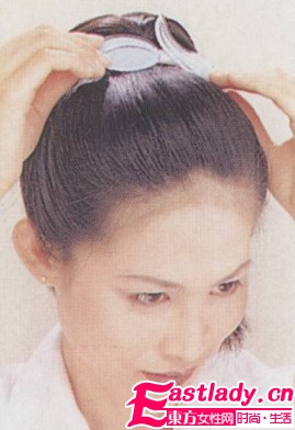 利用簡單馬尾發(fā)型 展現(xiàn)時尚活力