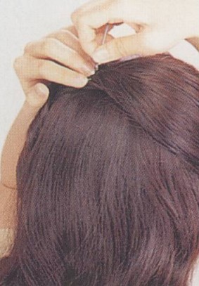 改變發(fā)尾卷向 打造嫵媚氣質