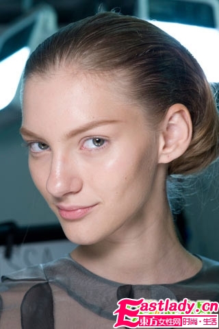 清爽夏日 魅力盤發(fā)進行時