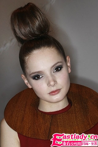 清爽夏日 魅力盤發(fā)進(jìn)行時(shí)