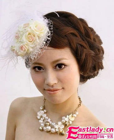 韓式蜈蚣辮盤發(fā)新娘發(fā)型