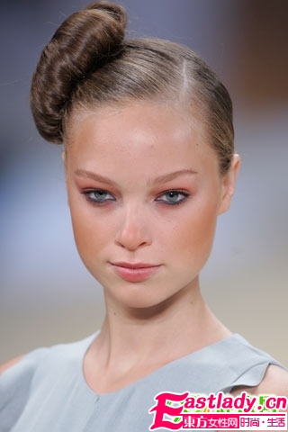 清爽夏日 魅力盤發(fā)進行時