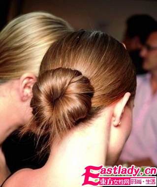 09最新韓國(guó)優(yōu)雅新娘盤(pán)發(fā)