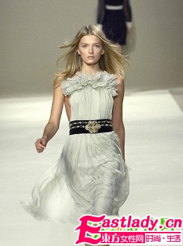 視覺(jué)盛宴 T臺(tái)百合的百變發(fā)型