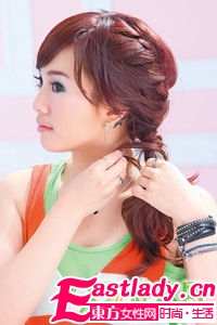 溫柔發(fā)型DIY 一分鐘甩掉大餅?zāi)?組圖)