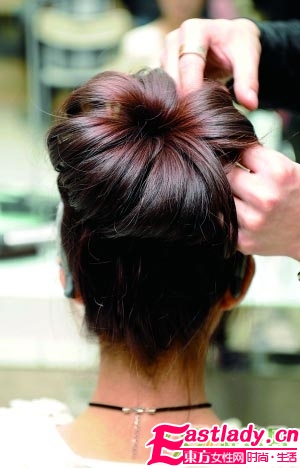 春夏最流行花苞頭步驟圖解