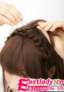 巧編小麻花辮 打造時(shí)尚發(fā)型