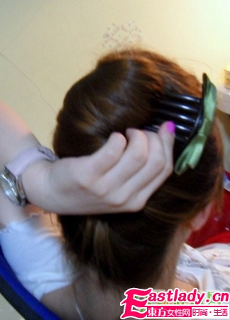 超簡(jiǎn)單又優(yōu)雅好看的盤發(fā)步驟圖解