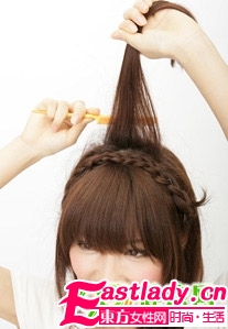 巧編小麻花辮 打造時(shí)尚發(fā)型