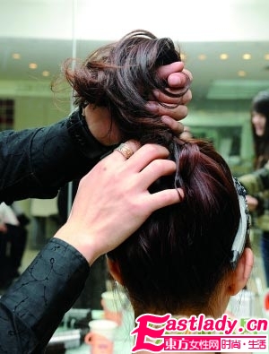 春夏最流行花苞頭步驟圖解