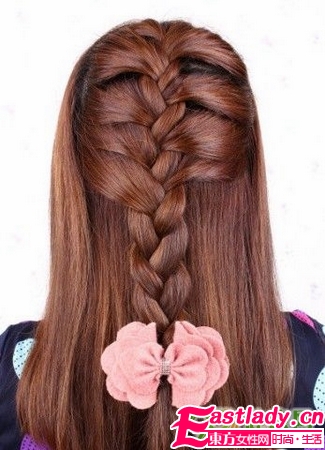 蝎子辮與發(fā)飾的搭配