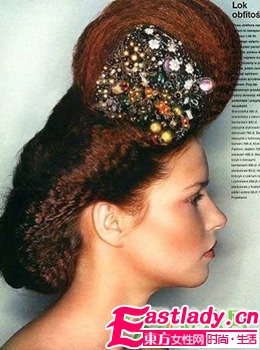 驚艷風(fēng)情 復(fù)古盤(pán)發(fā)的高貴