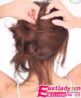 簡(jiǎn)單易學(xué)的淑女型韓式盤發(fā)