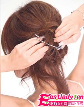 簡(jiǎn)單易學(xué)的淑女型韓式盤發(fā)