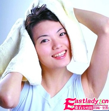 溫水洗頭可有效對(duì)抗頭屑