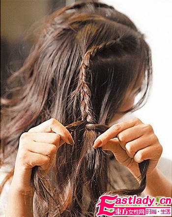 甜美中分編發(fā)的編法圖解