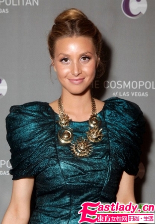 女星演繹丸子頭 完美高發(fā)髻