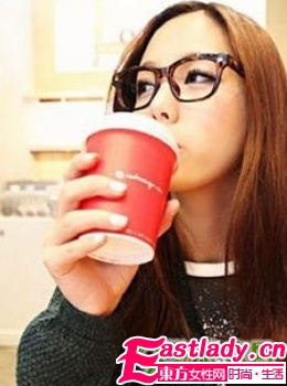 秋季最新韓國街拍時(shí)尚大卷發(fā)