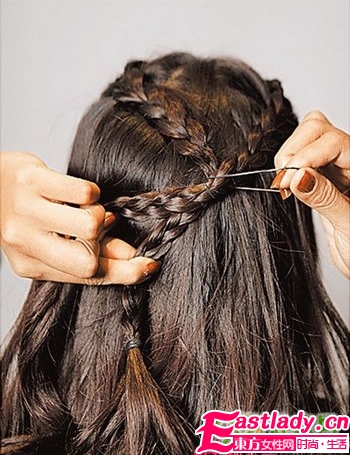 甜美中分編發(fā)的編法圖解