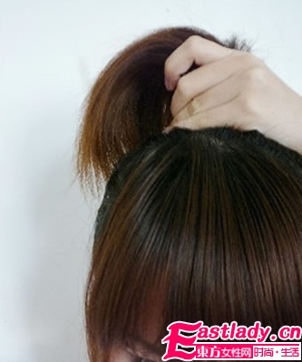 中長(zhǎng)發(fā)怎么扎花苞頭