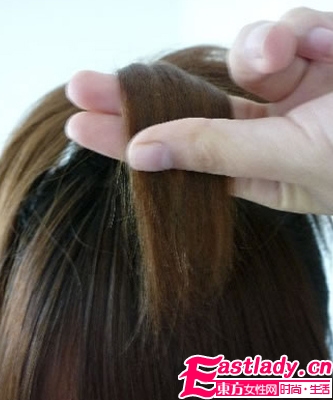 中長(zhǎng)發(fā)怎么扎花苞頭