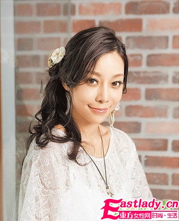 優(yōu)雅斜垂馬尾編發(fā)的編法圖解步驟