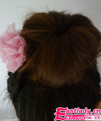 中長(zhǎng)發(fā)怎么扎花苞頭