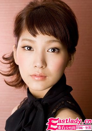 提升魅力 簡(jiǎn)單盤發(fā)讓你光彩照人