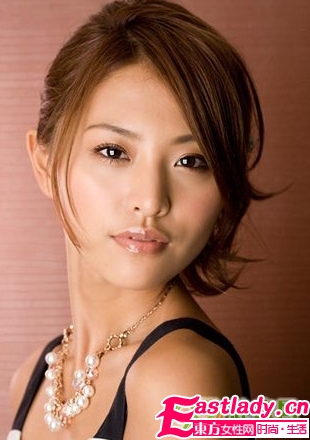 提升魅力 簡單盤發(fā)讓你光彩照人