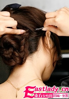輕熟女優(yōu)雅韓式盤發(fā)圖解