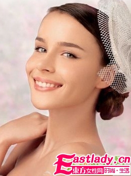 魅力獨(dú)特 7款美麗新娘盤(pán)發(fā)步驟