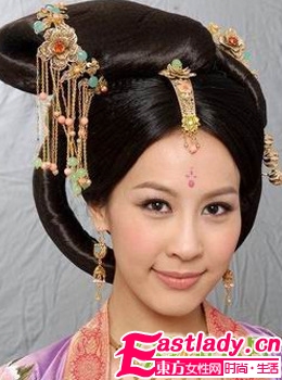 從《宮心記》看華麗盤發(fā)發(fā)髻