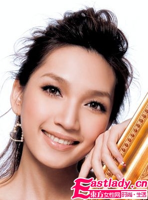 挽救干澀頭發(fā) 關(guān)鍵是給頭皮補(bǔ)水