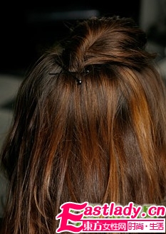 輕熟女優(yōu)雅韓式盤發(fā)圖解