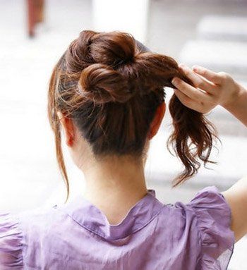 2011瘦臉的發(fā)型-散發(fā)浪漫氣息的花苞頭