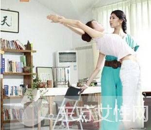 辦公室瑜伽鍛煉教程圖解 消除疲勞保持好身材