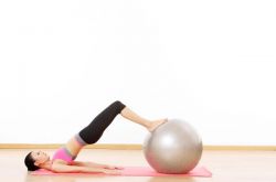 想要打造窈窕曲線 四式瘦身瑜伽球動作就夠了