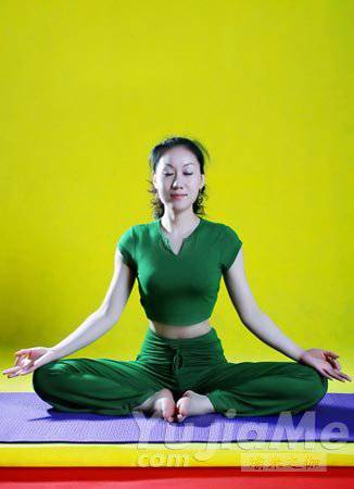 四式減肥瑜伽教程 讓你瘦成一道閃電