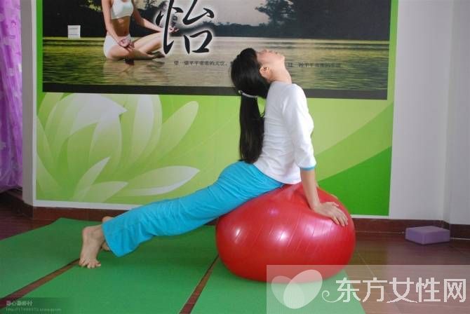 教你瑜伽健身球的十招健身神功 助你瘦身又塑身