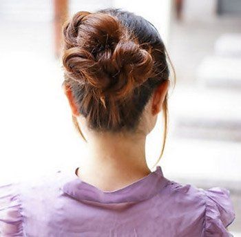 2011瘦臉的發(fā)型-散發(fā)浪漫氣息的花苞頭