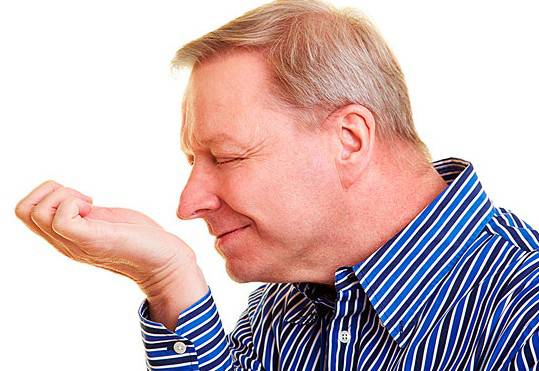 男士香水涂在哪里更顯 男人味