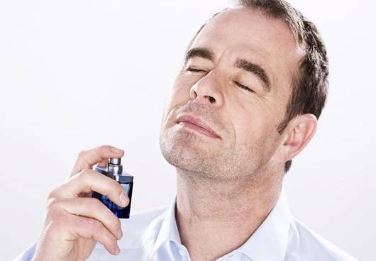 男士香水涂在哪里更顯 男人味
