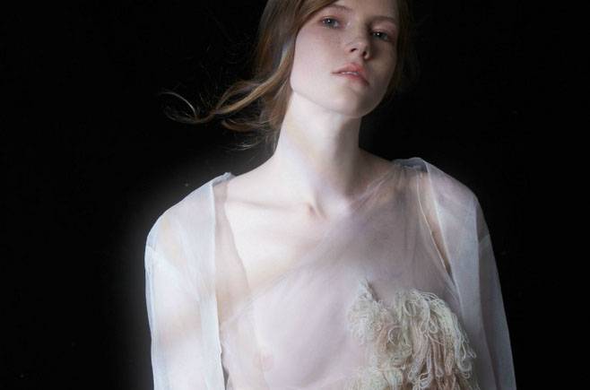 如何打造無(wú)暇底妝 學(xué)會(huì)這五招打造立體自然妝