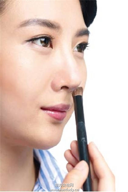 必學(xué) 脫胎換骨的神奇修容化妝術(shù)