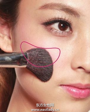 月牙形腮紅提升面部光澤感