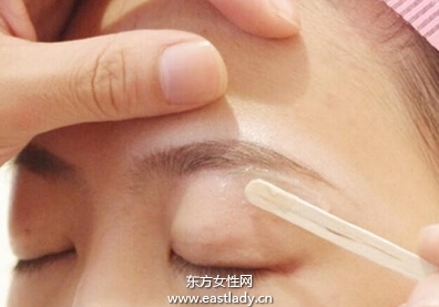 蜜蠟修眉打造神采奕奕妝容