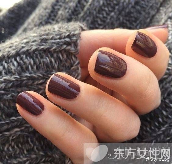 今年秋冬流行色 全在這些毛衣美甲里