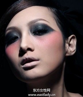 黑色煙熏妝性感中帶著野性