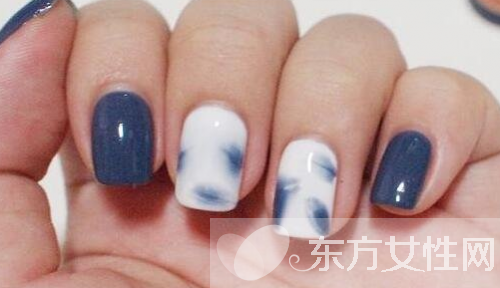 時(shí)尚的暈染美甲自然少不了寶藍(lán)色