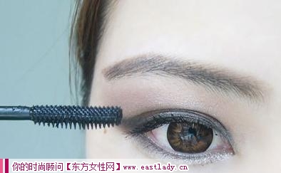 黑色小煙熏眼妝畫(huà)法締造低調(diào)女王范